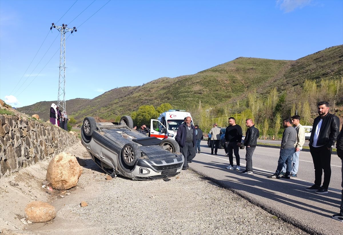Bingöl'de koyuna çarparak devrilen otomobildeki 3 kişi yaralandı