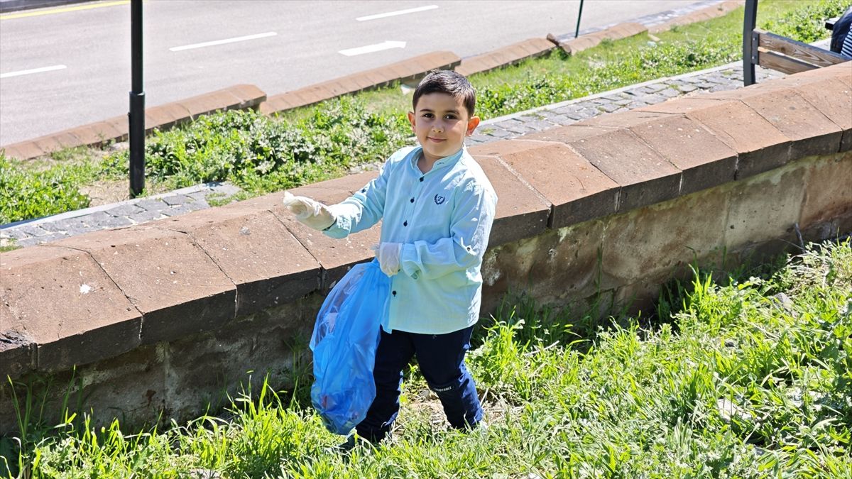 Bitlis'te 7 yaşındaki öğrenci başlattığı kampanyayla çevre temizliğine dikkati çekti