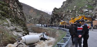 Bitlis'te dereye düşen beton mikserinin sürücüsünün cansız bedenine ulaşıldı