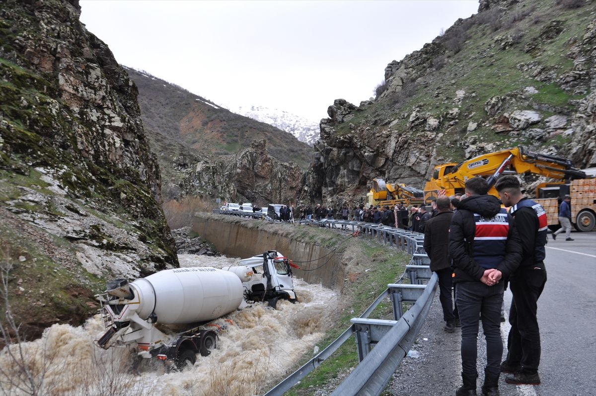 Bitlis'te dereye düşen beton mikserinin sürücüsünün cansız bedenine ulaşıldı