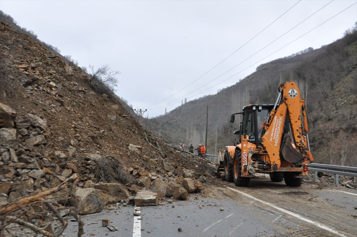 Bitlis'te heyelan nedeniyle kapanan yol ekiplerce açıldı