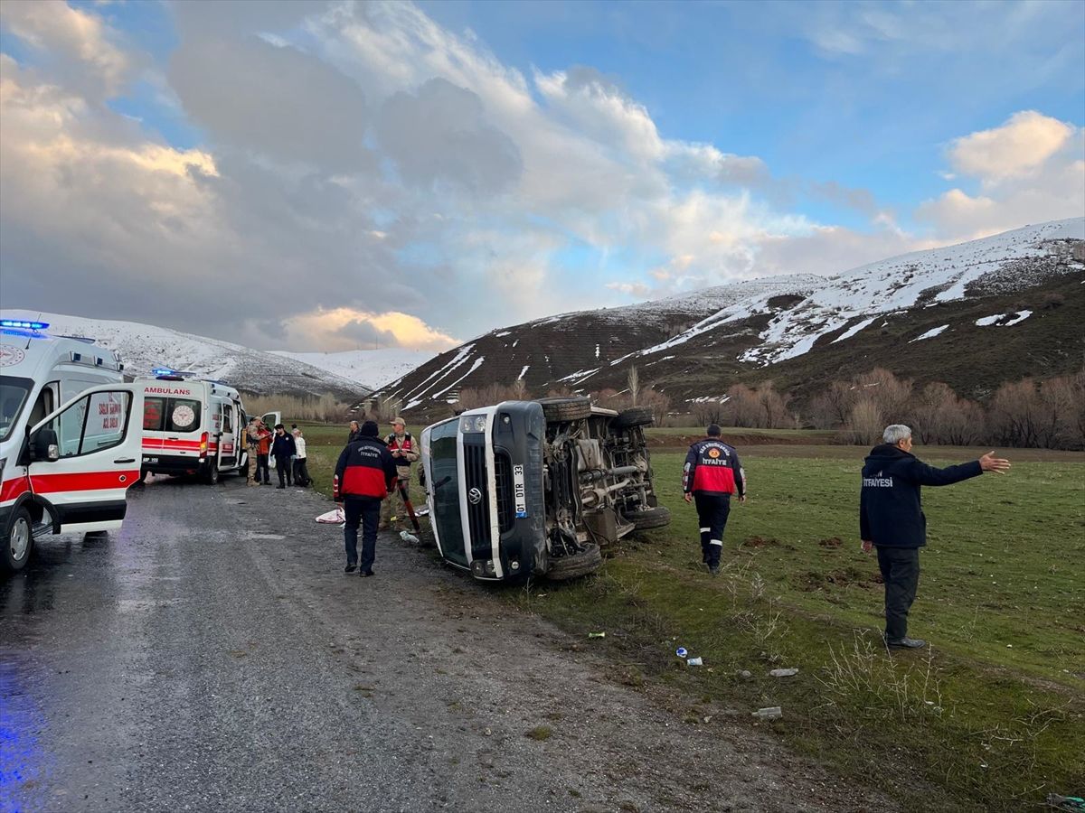 Bitlis'te minibüsün devrilmesi sonucu 11 kişi yaralandı