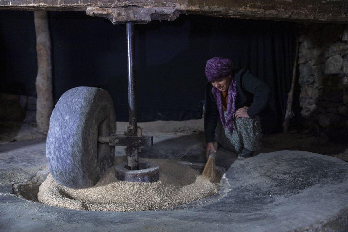 Bitlis'te su değirmeninin çarkı yaklaşık 2 asırdır dönüyor