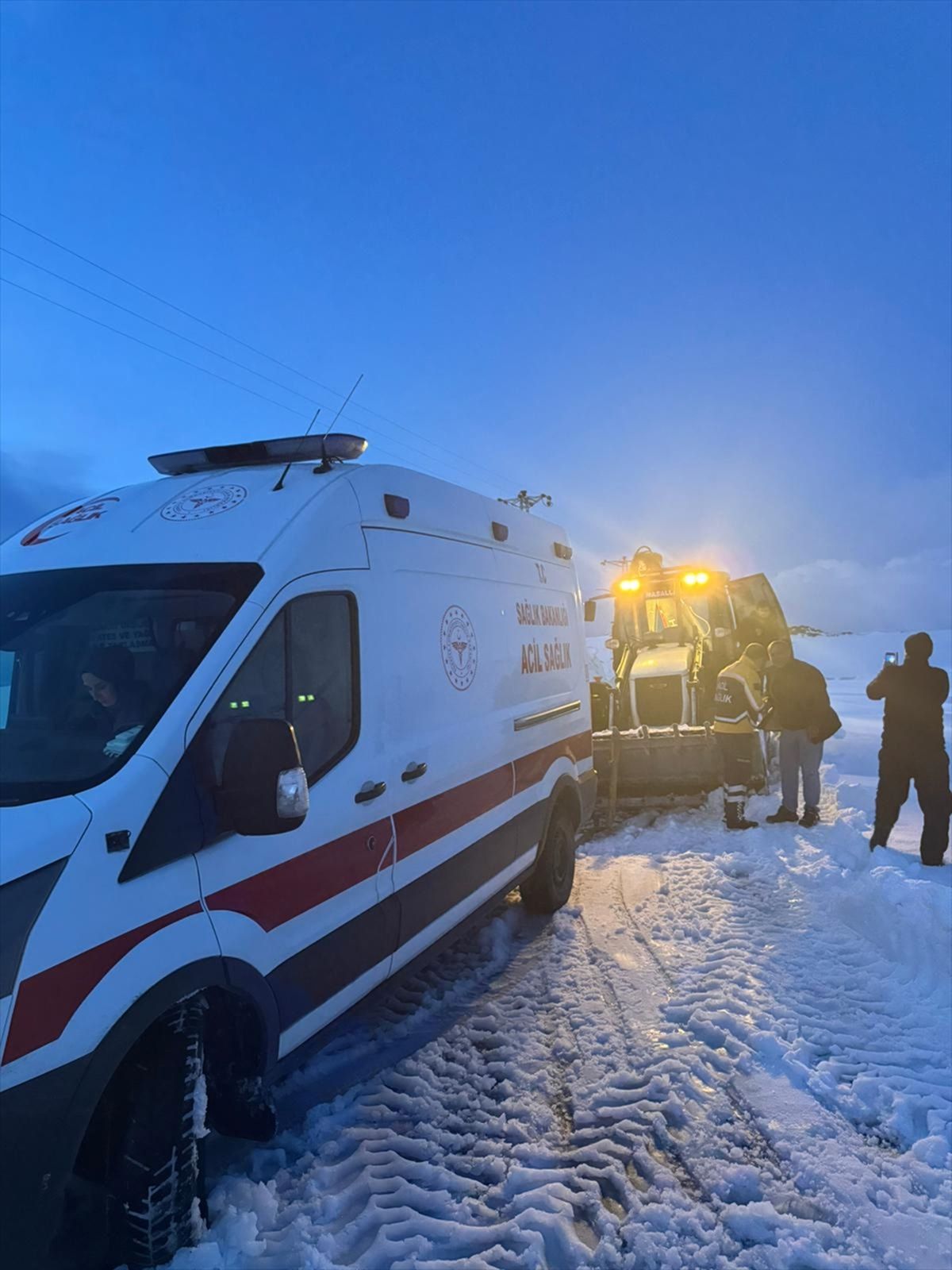 Bitlis'te yolu kapanan köyde rahatsızlanan kadın, ekiplerin çabasıyla hastaneye ulaştırıldı
