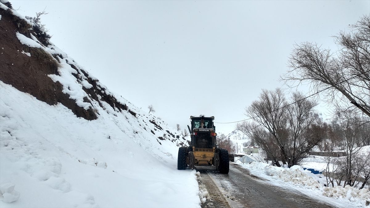 Bitlis Valisi Karakaya, karla mücadele ekiplerini ziyaret etti Açıklaması