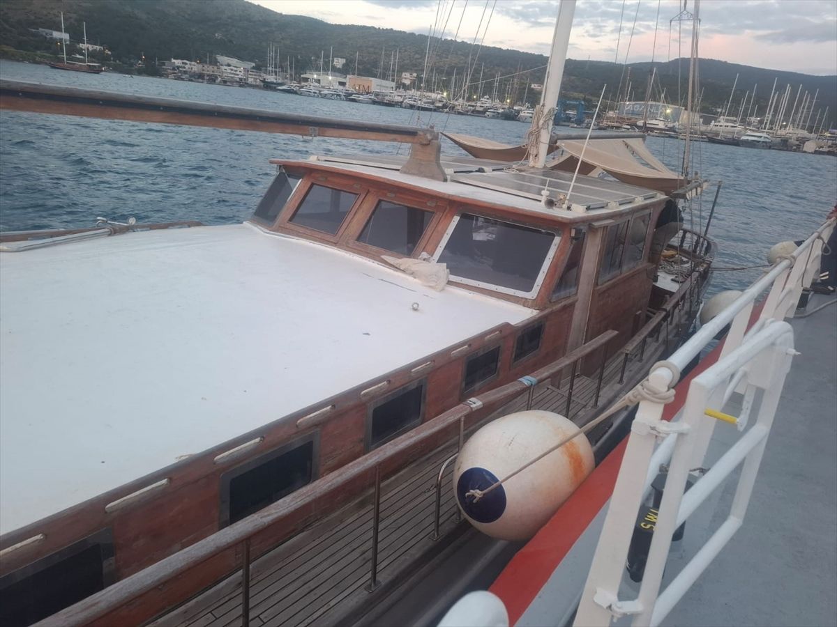 Bodrum'da su alan teknedeki 3 kişi kurtarıldı
