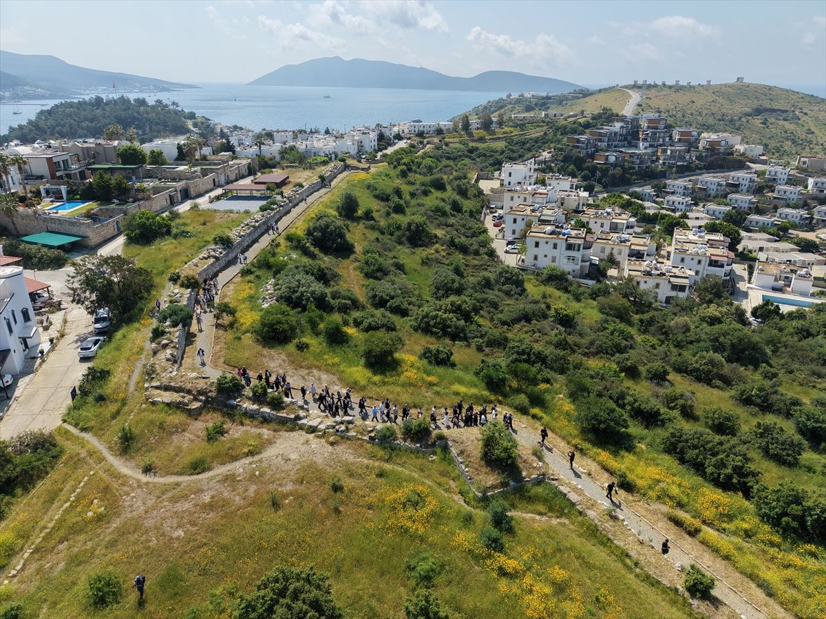 Bodrum'da 'Turizm Haftası' kapsamında Antik Halikarnassos Surları'nda yürüyüş yapıldı