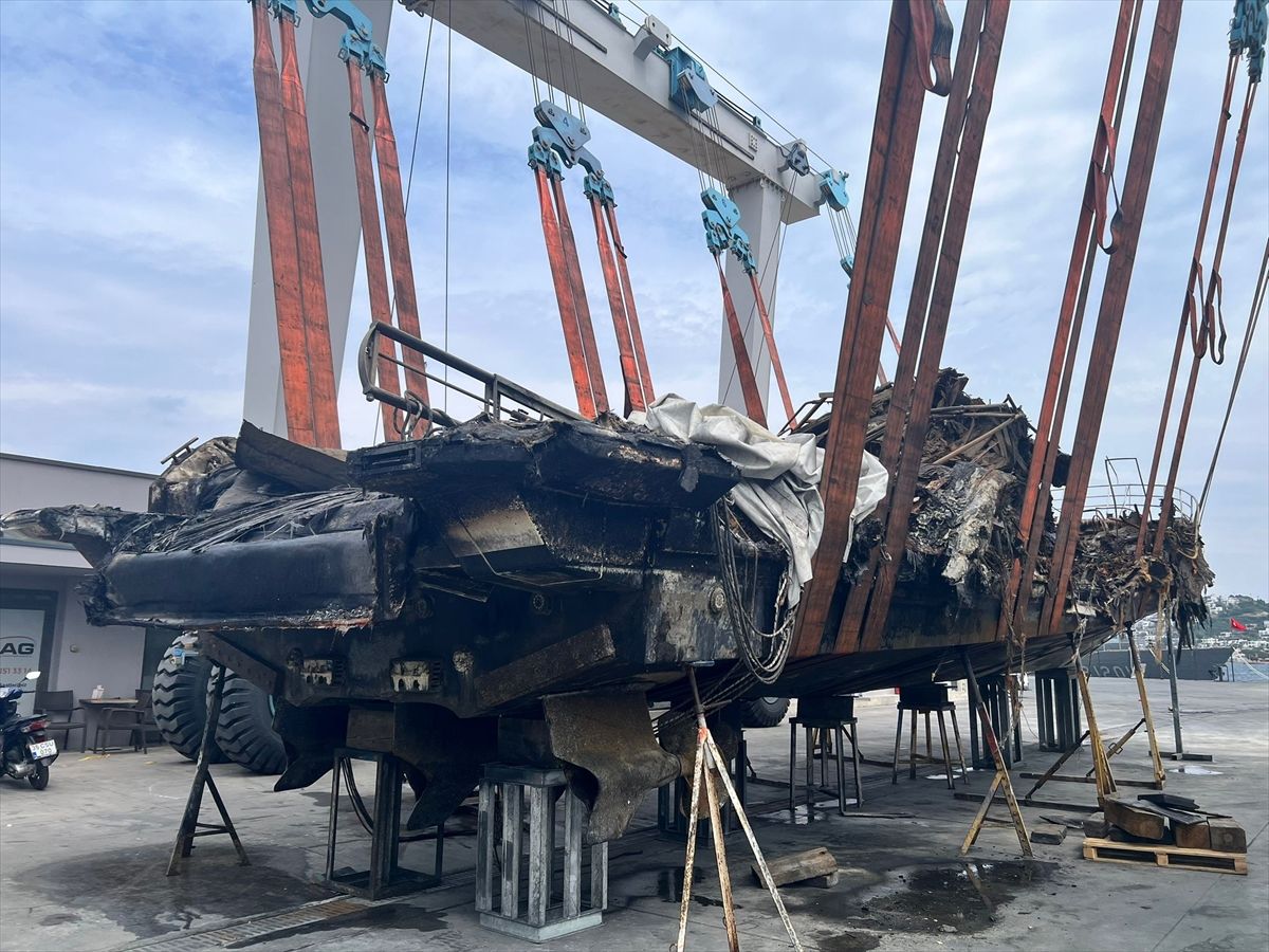 Bodrum'da yanarak batan 7 motoryatın enkazı denizden çıkarıldı