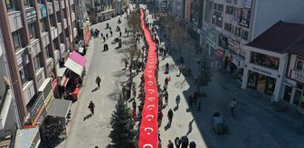 Bolu'da öğrenciler dev Türk bayrağıyla yürüyüş yaptı