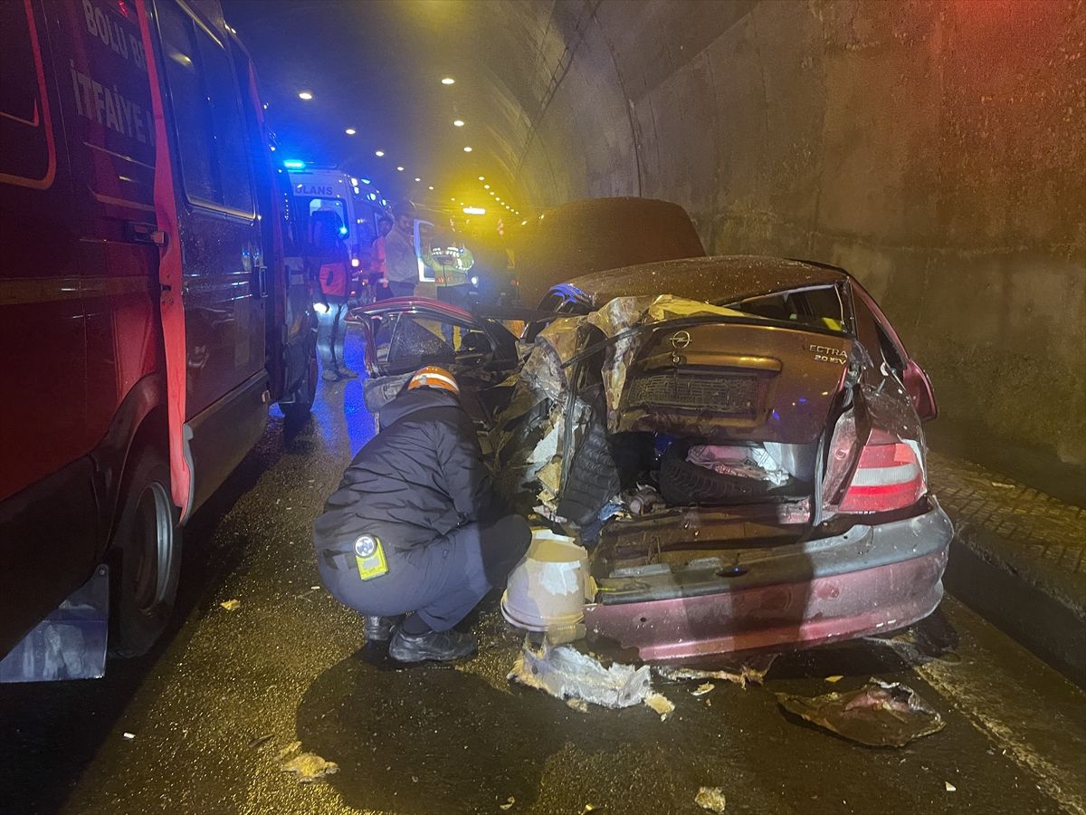 Bolu Dağı Tüneli'nde tırın arızalanan otomobile çarpması sonucu 5 kişi yaralandı
