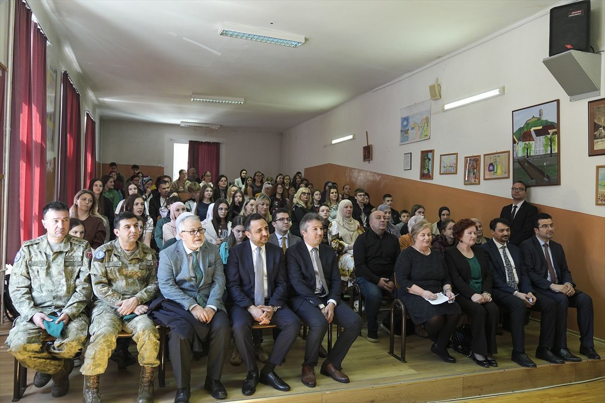 Bosna Hersek'te, YEE'nin Türkçe sınavında başarılı olan öğrenciler ödüllendirildi