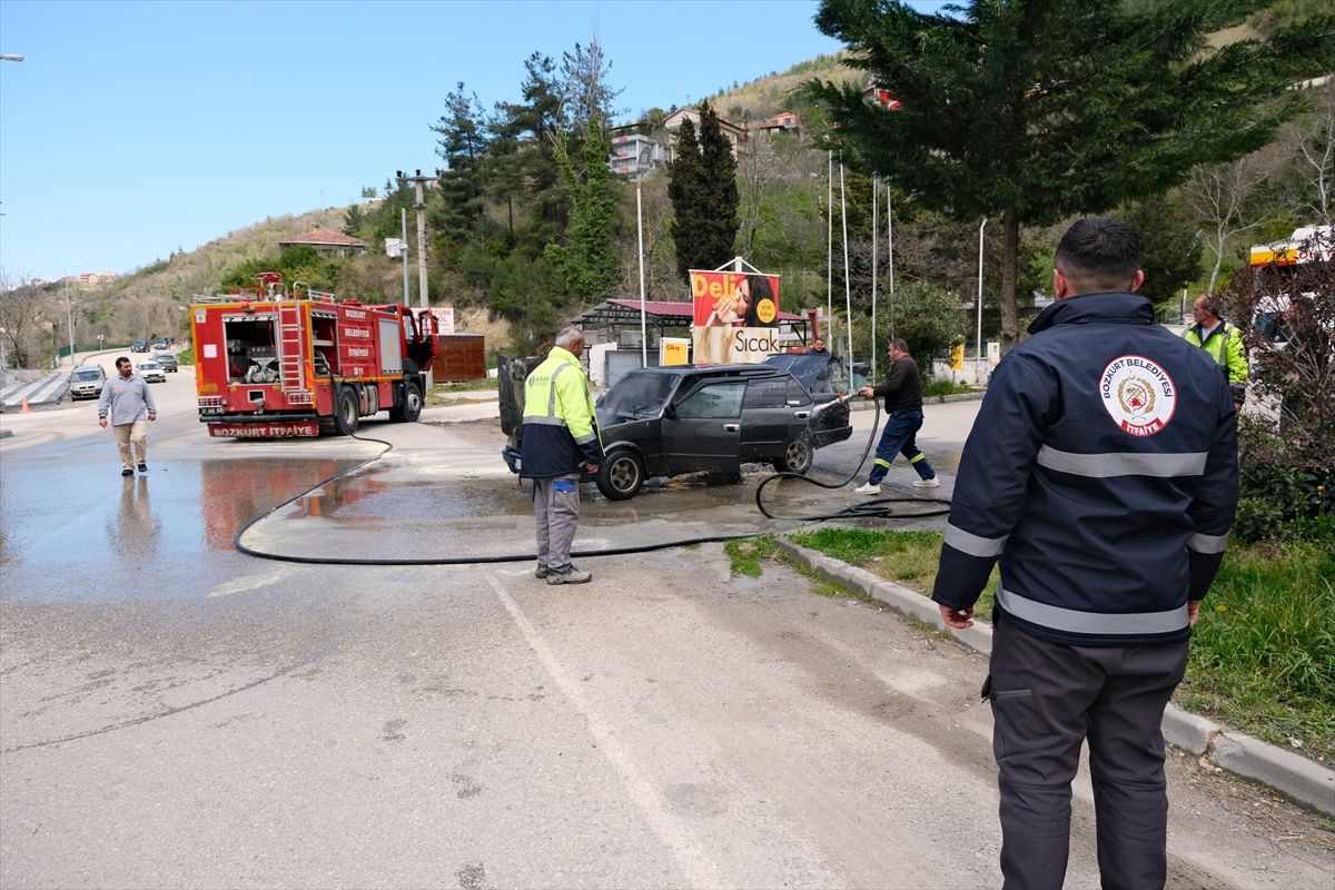 Bozkurt'ta alev alan otomobilde hasar oluştu
