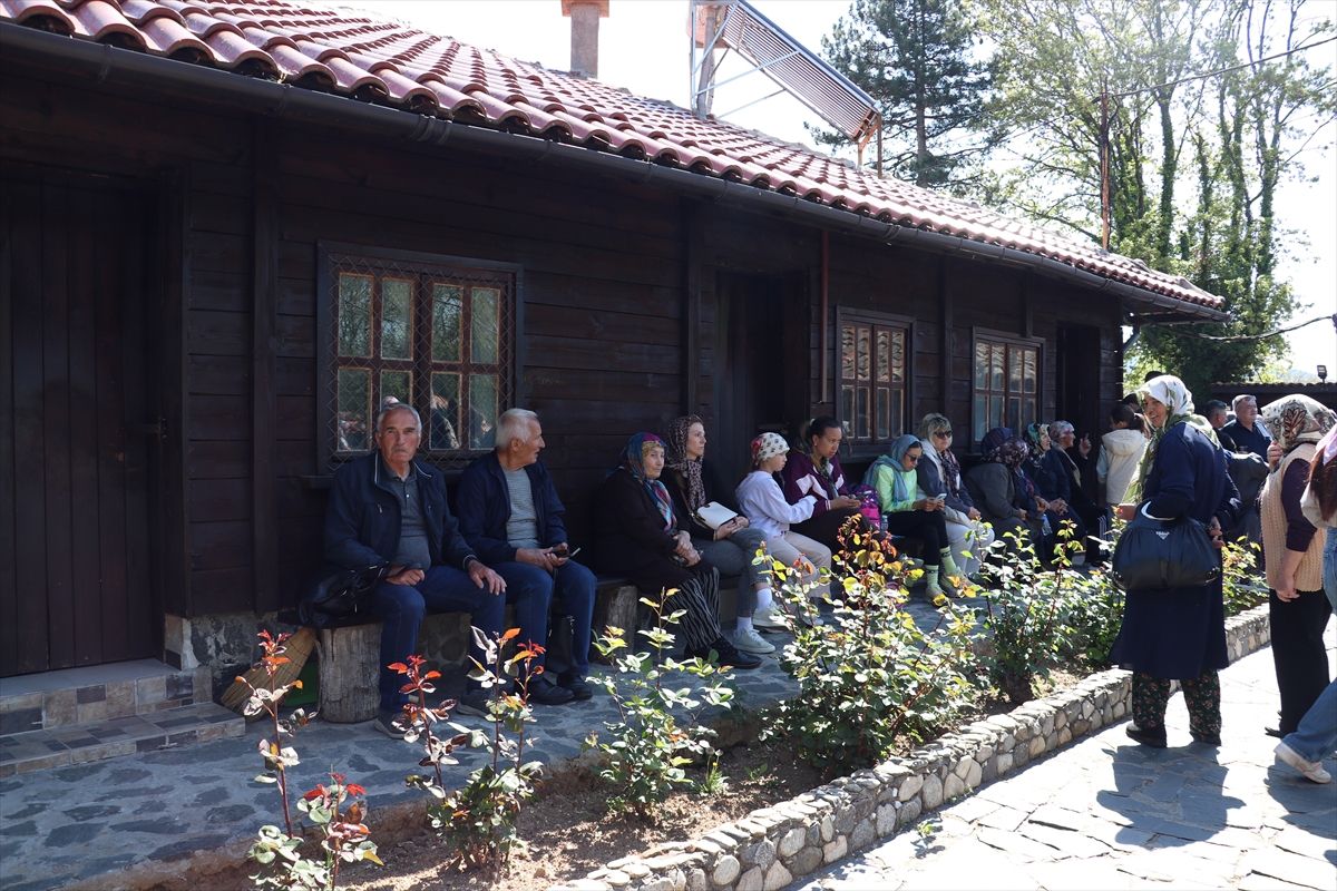 Yedi Kızlar Camisi'nde asırlık mevlit geleneği