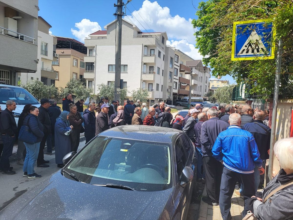 Bulgaristan'daki genel seçim için Türkiye'de kurulan sandıklarda uzun kuyruklar oluştu