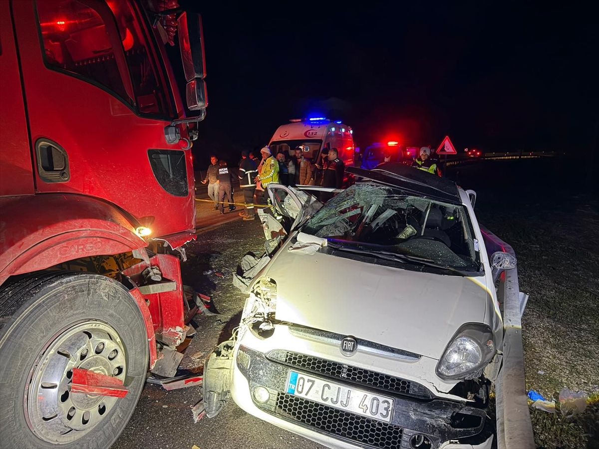Burdur'da otomobil ile kamyonun çarpıştığı kazada 1 kişi öldü, 5 kişi yaralandı