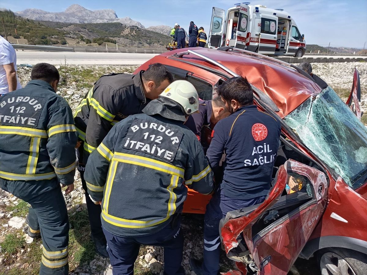 Burdur'da şarampole devrilen otomobildeki 2 kişi yaralandı