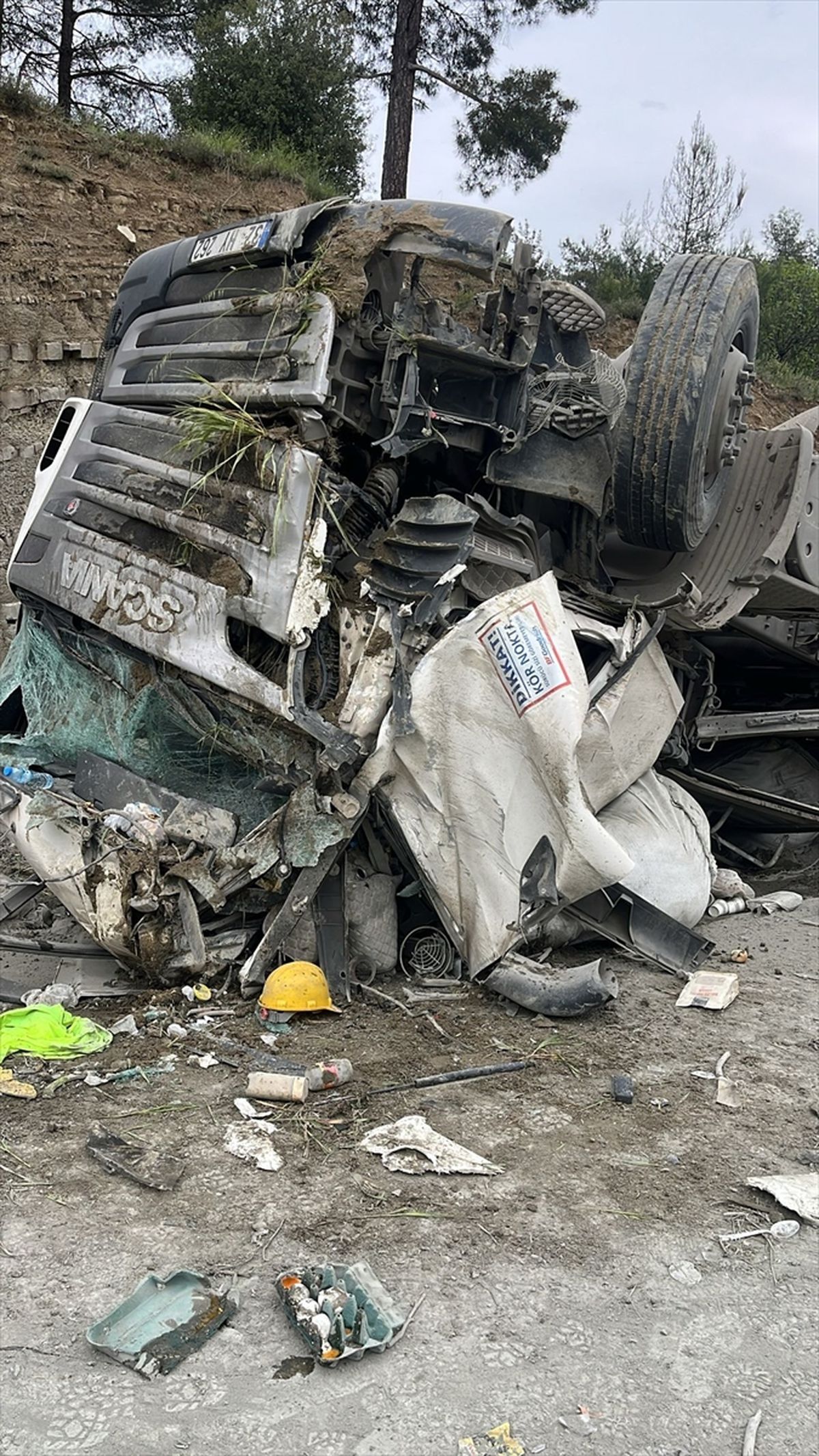 Burdur'da şarampole devrilen tırın sürücüsü yaralandı