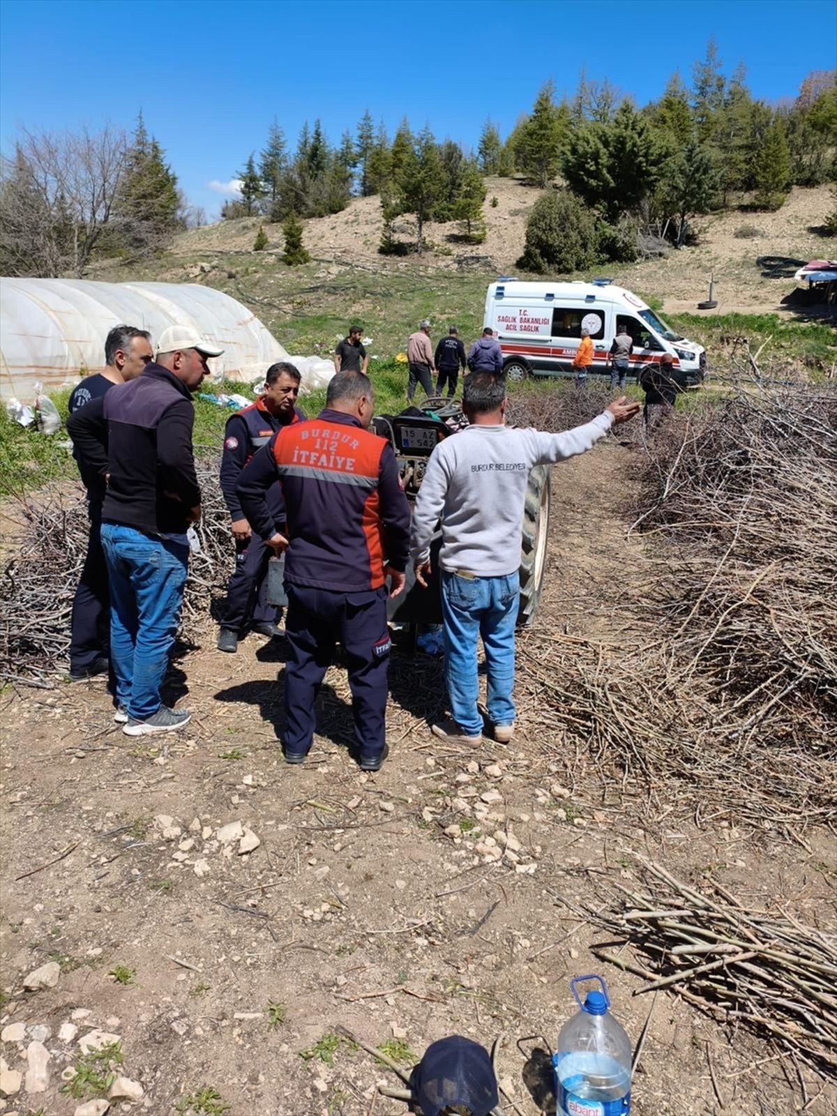 Burdur'da traktörün şaftına ayağı sıkışan kadın yaralandı