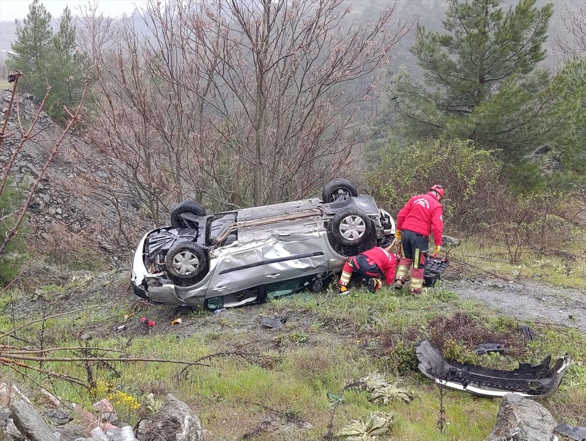 Bursa'da devrilen otomobildeki 3 kişi yaralandı