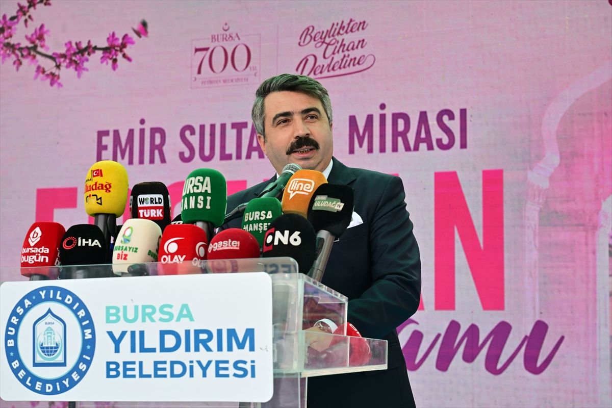 Bursa'da 'Erguvan Bayramı' kutlanıyor