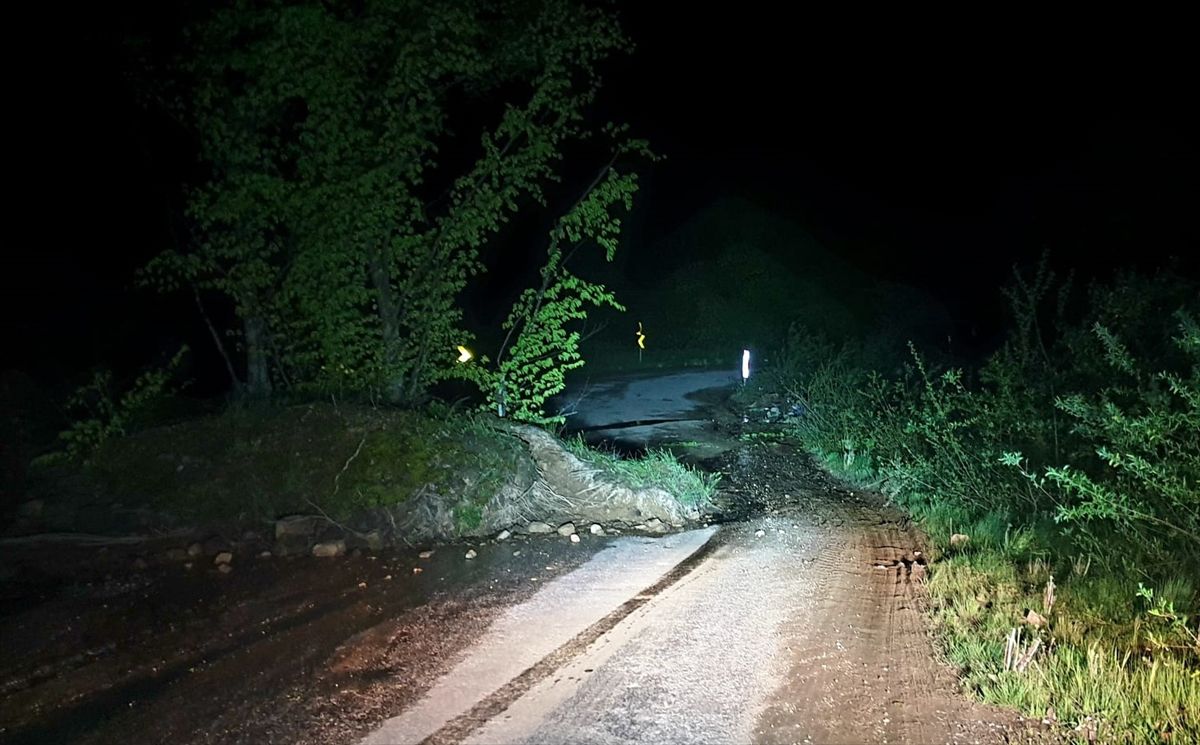 Bursa'da Heyelan Köy Yolunu Kapattı