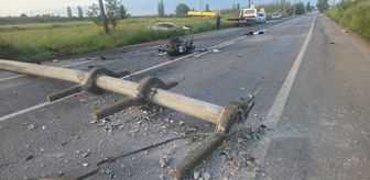 Bursa'da otomobilin devirdiği direğe motosikletin çarptığı kazada 4 kişi yaralandı