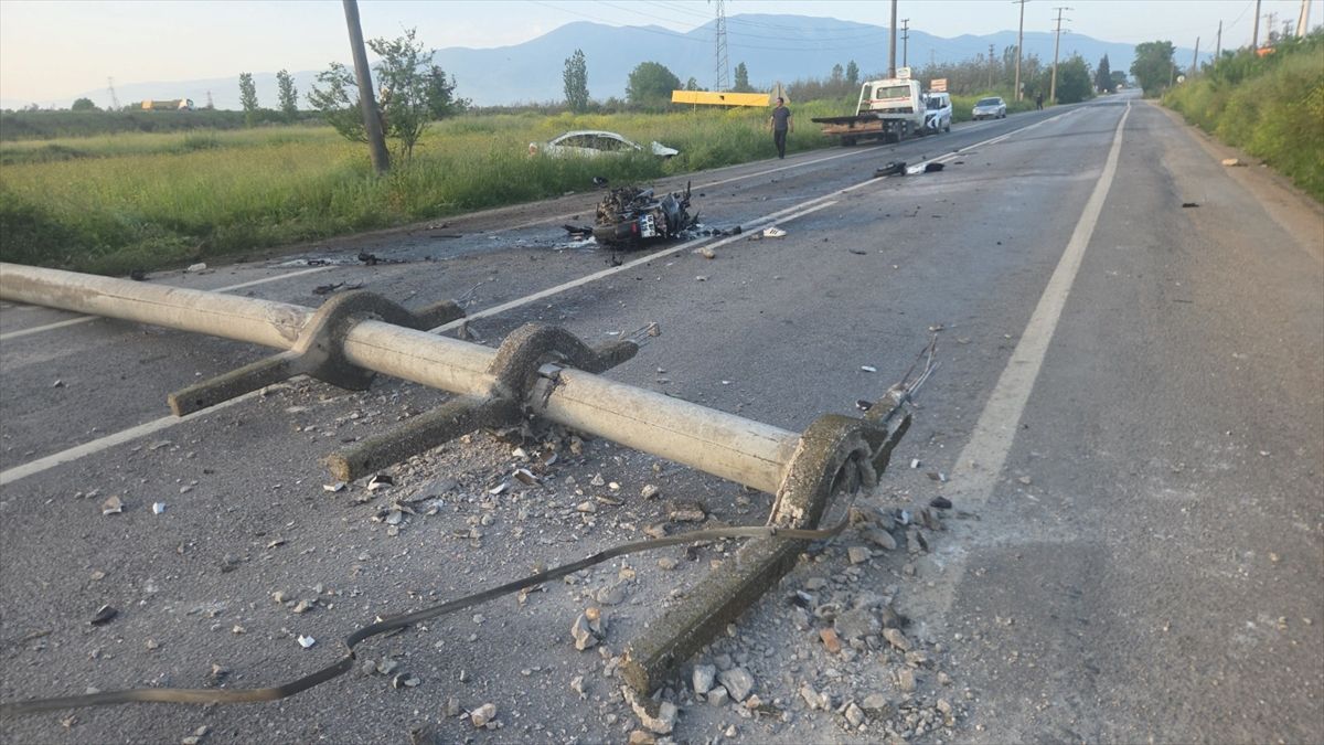 Bursa'da otomobilin devirdiği direğe motosikletin çarptığı kazada 4 kişi yaralandı