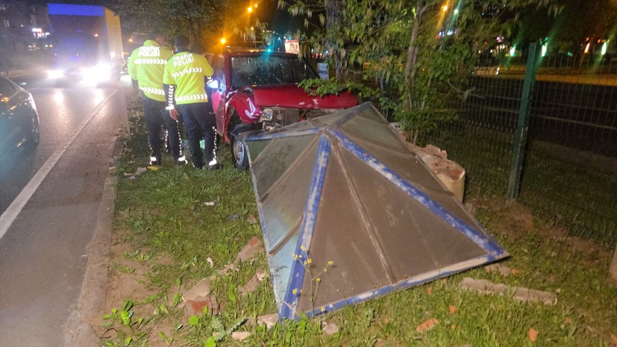 Bursa'da refüjdeki havalandırma duvarına çarpan kamyonetin sürücüsü yaralandı