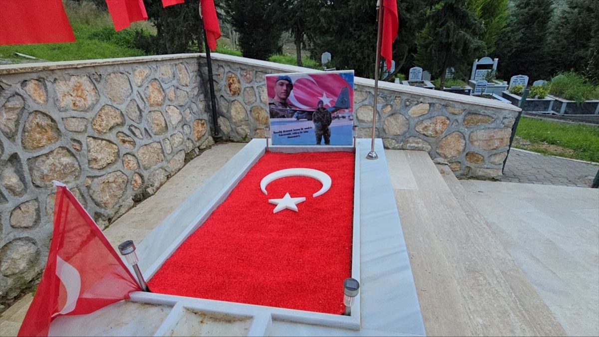 Bursa'da şehitlikten minyatür komando heykelini çalan şüpheli yakalandı