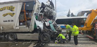Bursa'da trafik ışıklarında bekleyen akaryakıt tankerine çarpan tırın sürücüsü yaşamını yitirdi