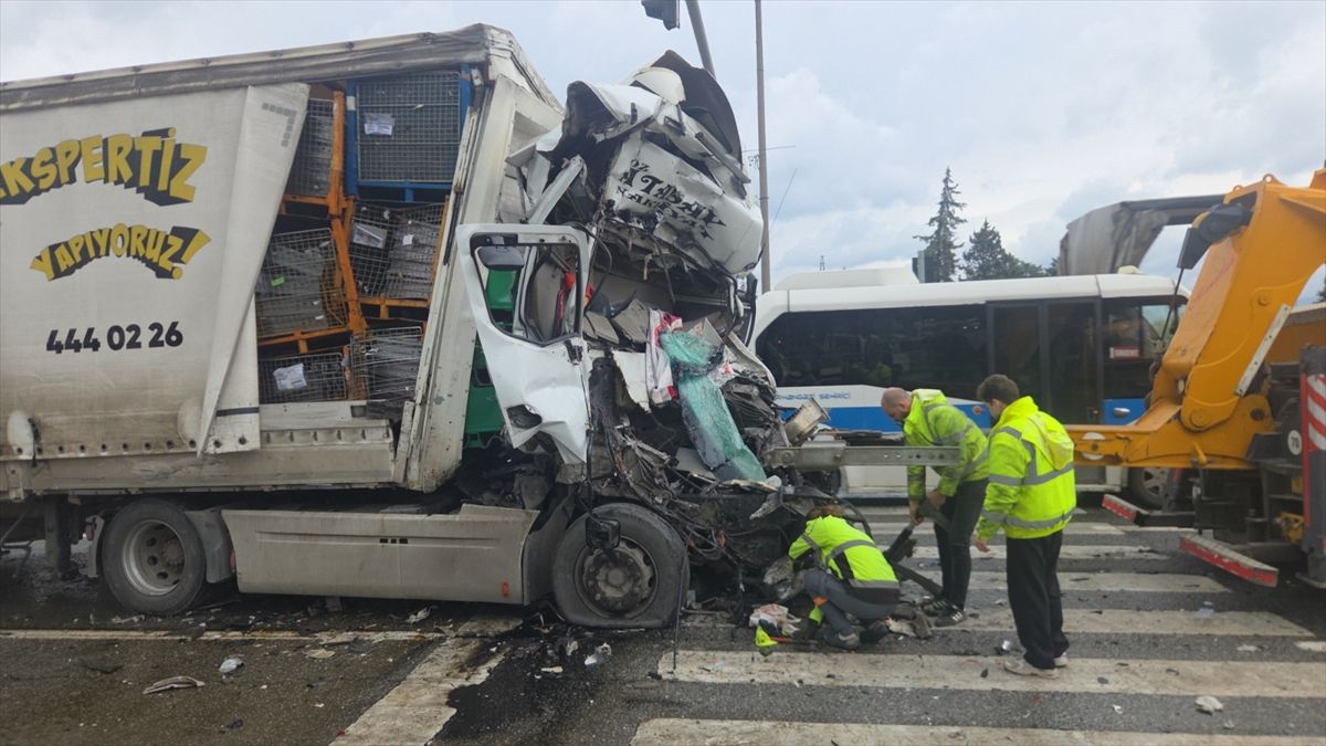 Bursa'da trafik ışıklarında bekleyen akaryakıt tankerine çarpan tırın sürücüsü yaşamını yitirdi