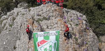 Bursaspor'un şampiyonluğunu zirveye bayrak asarak kutladılar