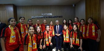 Büyükşehir Belediye Başkanı Büyükkılıç, Kayseri Kadın Futbol Takımını ağırladı