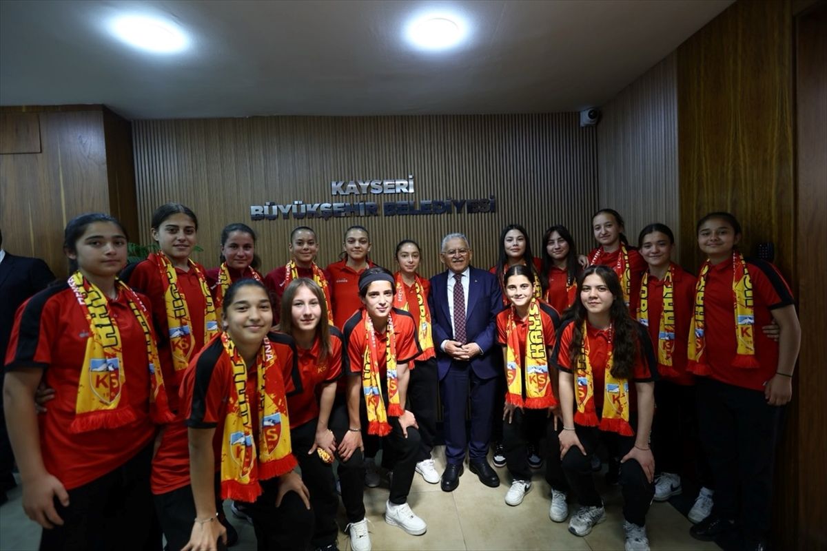 Büyükşehir Belediye Başkanı Büyükkılıç, Kayseri Kadın Futbol Takımını ağırladı