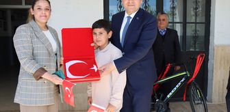 Adıyaman'da düşürdüğü bayrağı kaldırıp öpen öğrenciye bisiklet hediyesi