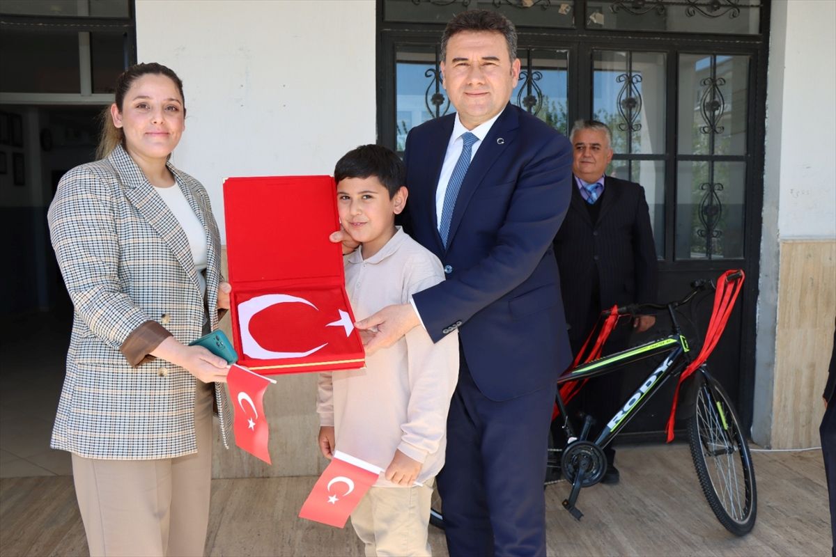Adıyaman'da düşürdüğü bayrağı kaldırıp öpen öğrenciye bisiklet hediyesi