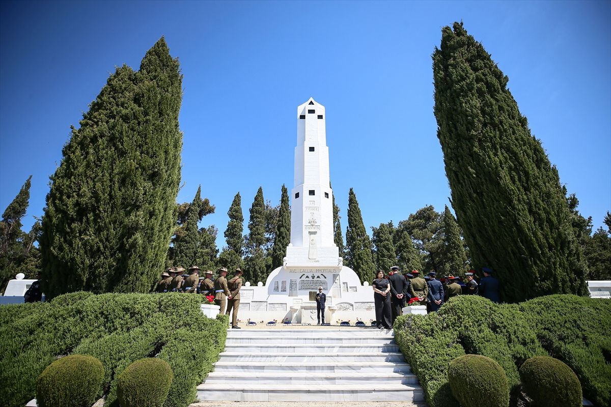 Çanakkale Kara Savaşları'nın 111. yılı dolayısıyla Fransız Askeri Mezarlığı'nda tören düzenlendi