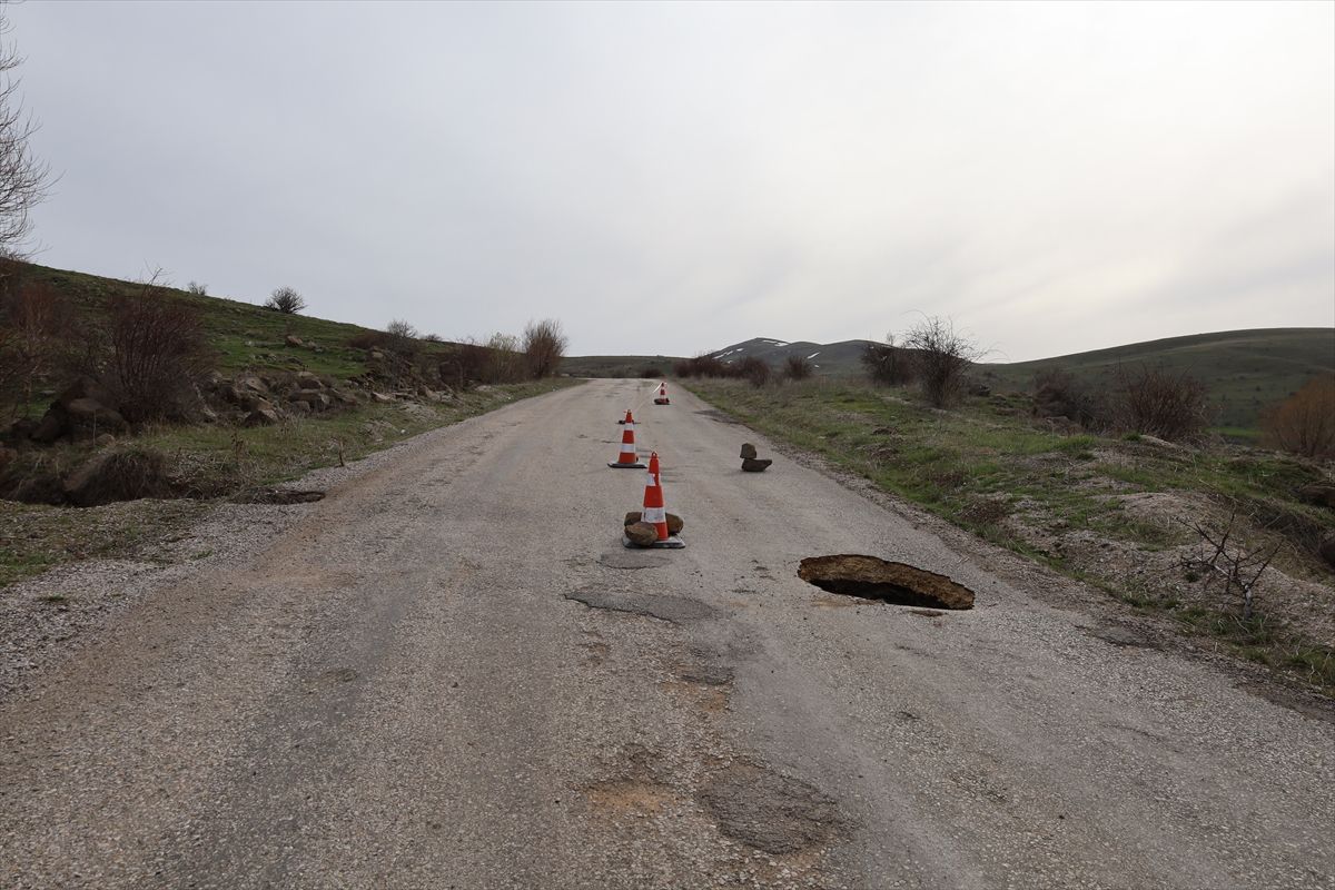 Çankırı'da köy yolunda çöküntü oluştu