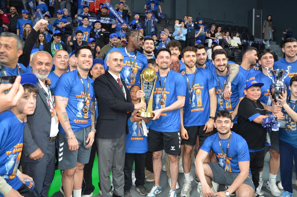 Çayırova Belediyespor, Süper Lig'e yükselişi coşkuyla kutladı