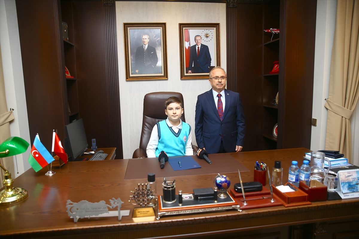 Türkiye'nin Bakü Büyükelçisi Birol Akgün, koltuğunu 4. sınıf öğrencisine devretti