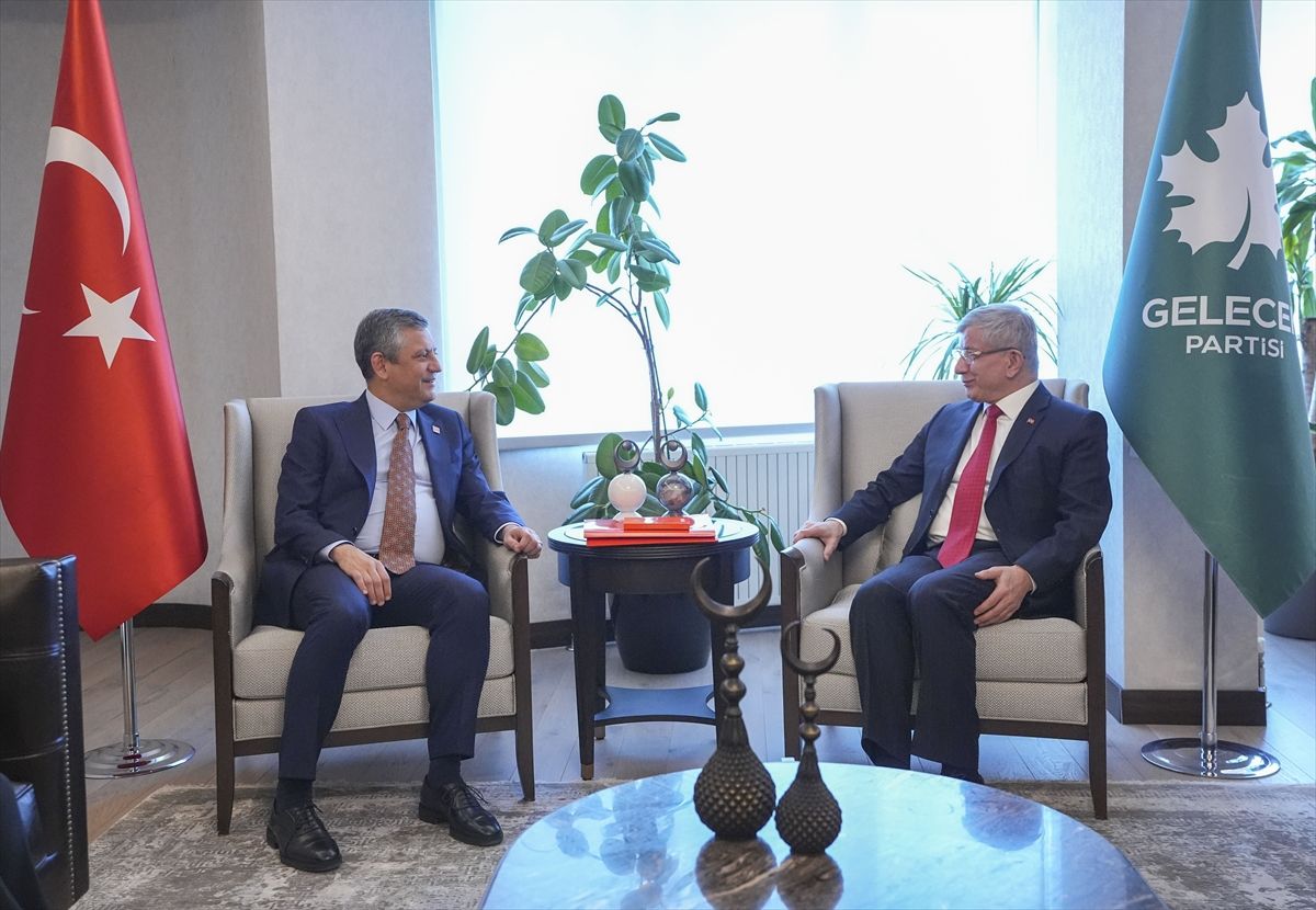 CHP Genel Başkanı Özel, Gelecek Partisi Genel Başkanı Ahmet Davutoğlu'nu ziyaret etti