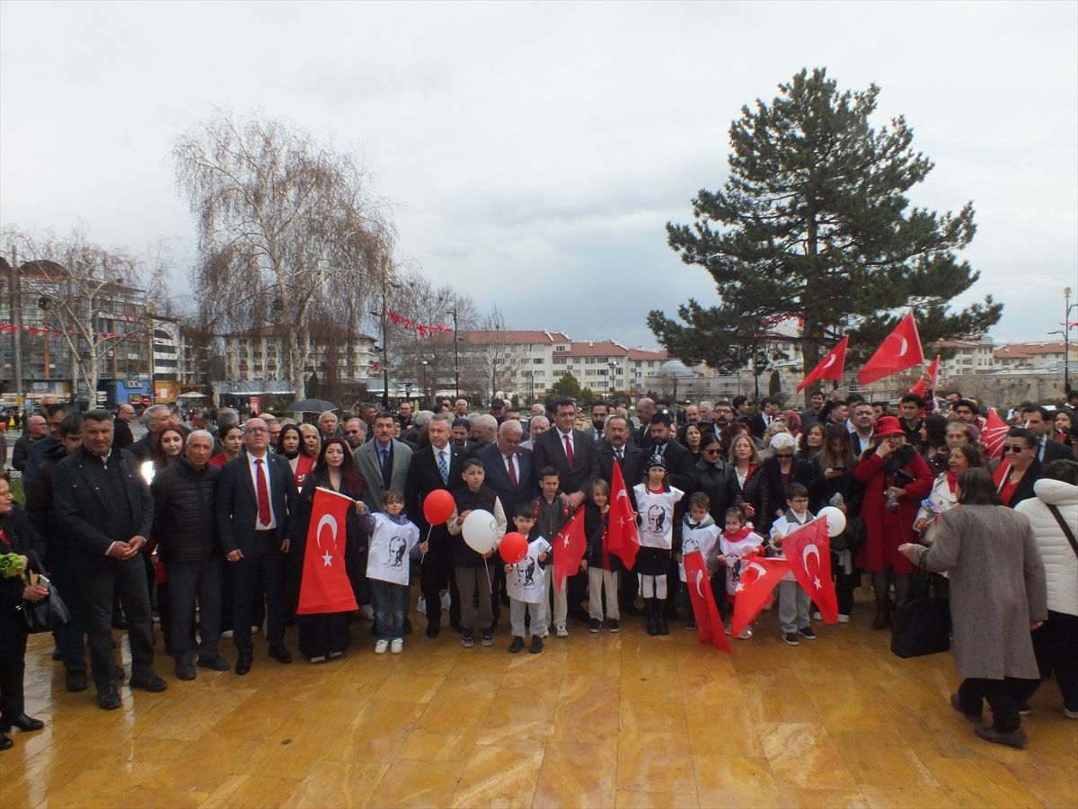 CHP Sivas İl Başkanlığı Atatürk Anıtı'na çelenk bıraktı