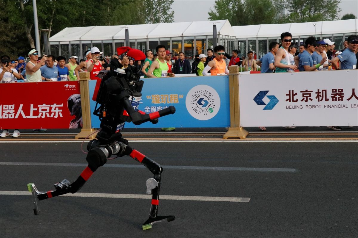 Çin'de insansı robotlar yarı maraton dünya rekorunu kırdı
