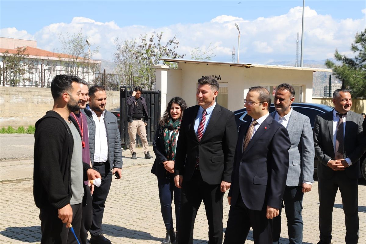 Cizre Kaymakamı Baycar okul ziyaretinde bulundu