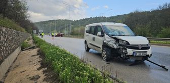 Çorum'da hafif ticari araçla çarpışan otomobildeki 3 kişi yaralandı