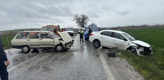 Çorum'da iki otomobilin çarpıştığı kazada 3 kişi yaralandı