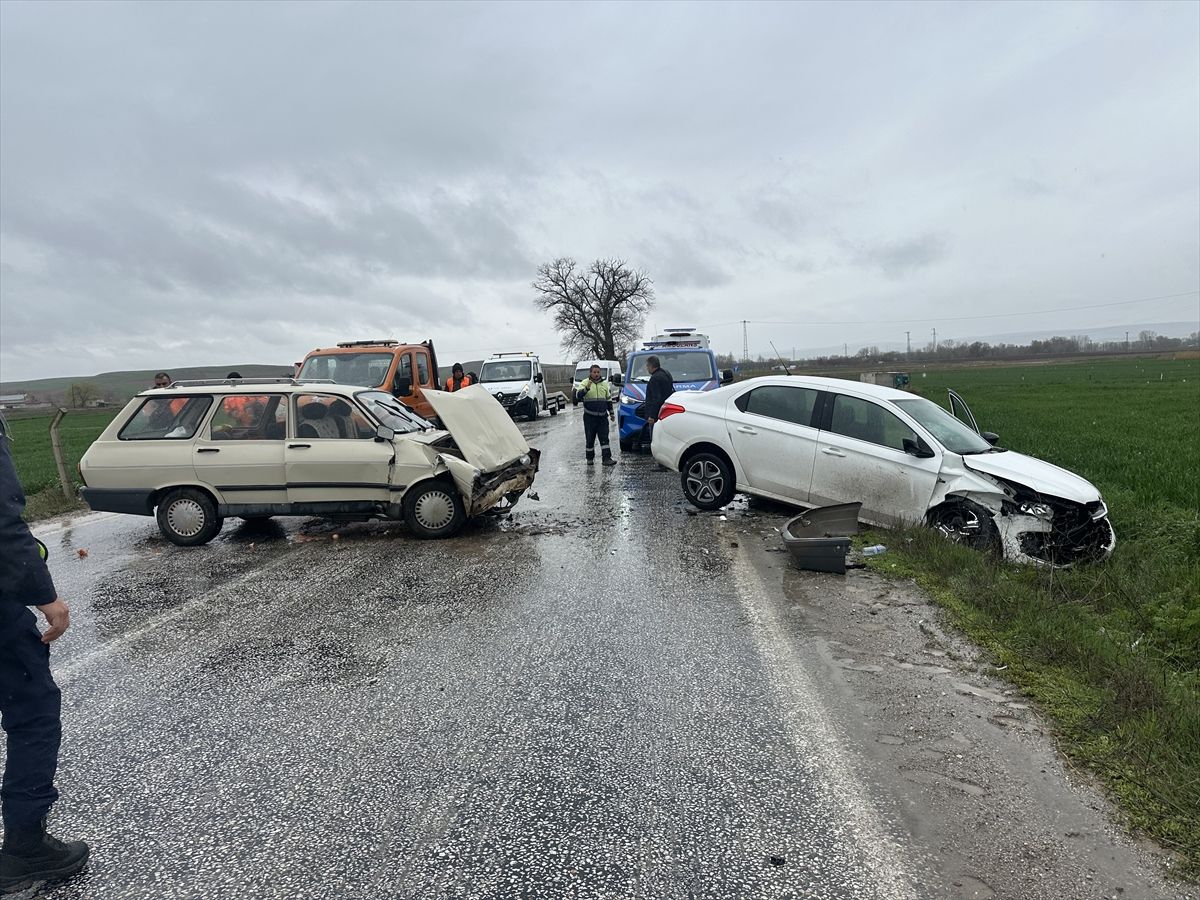Çorum'da iki otomobilin çarpıştığı kazada 3 kişi yaralandı