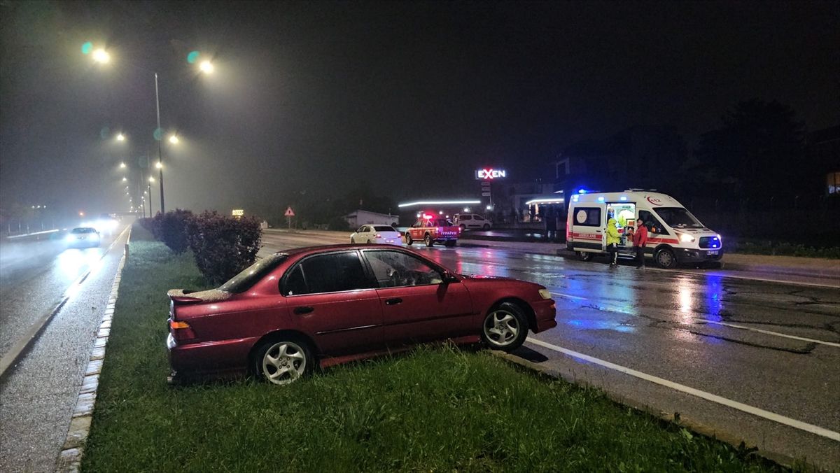Çorum'da refüje çarpan otomobilin sürücüsü yaralandı
