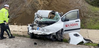 Çorum'da tırla çarpışan hafif ticari araçtaki 2 kişi yaralandı
