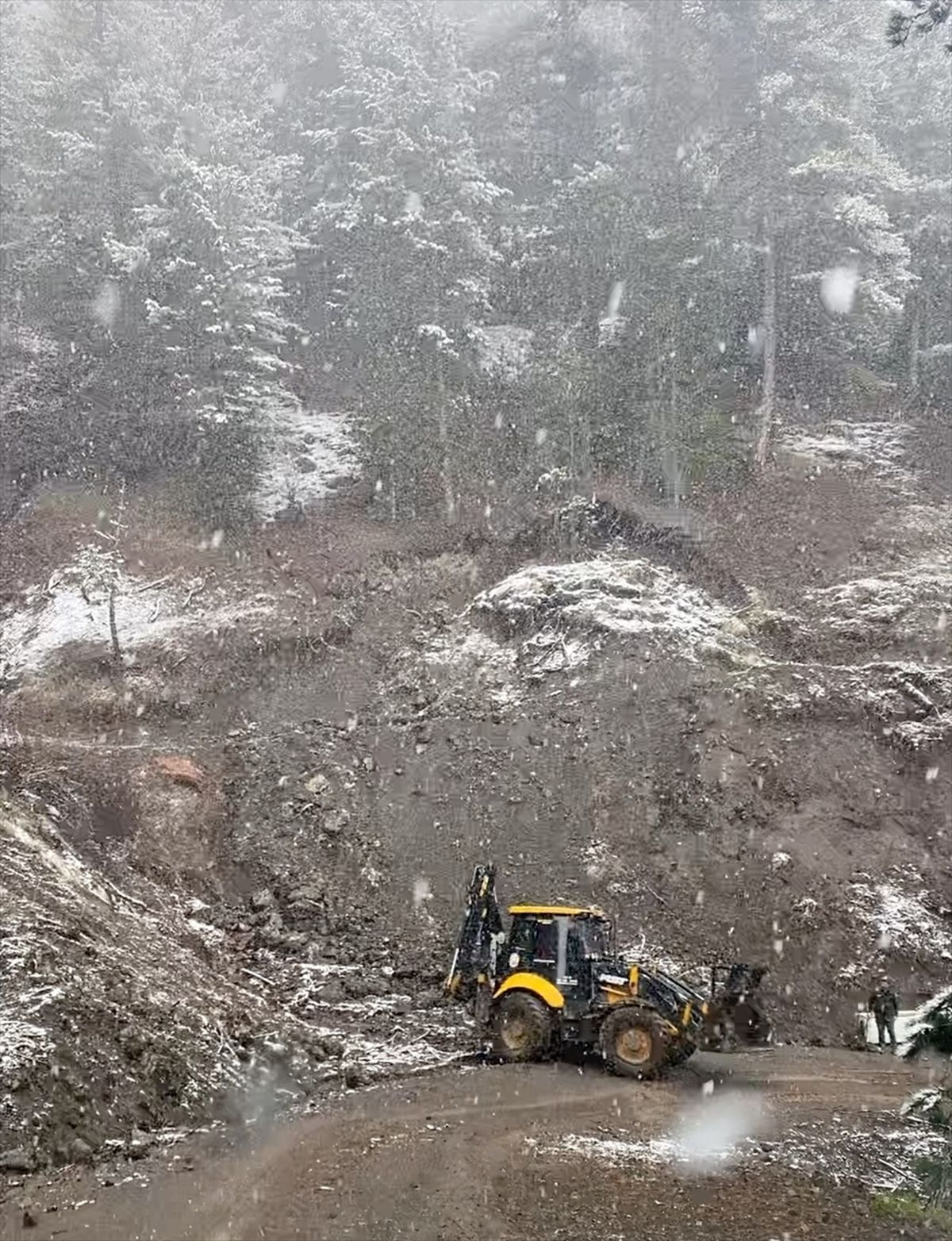Çorum'un yüksek kesimlerine nisan ayında kar yağdı